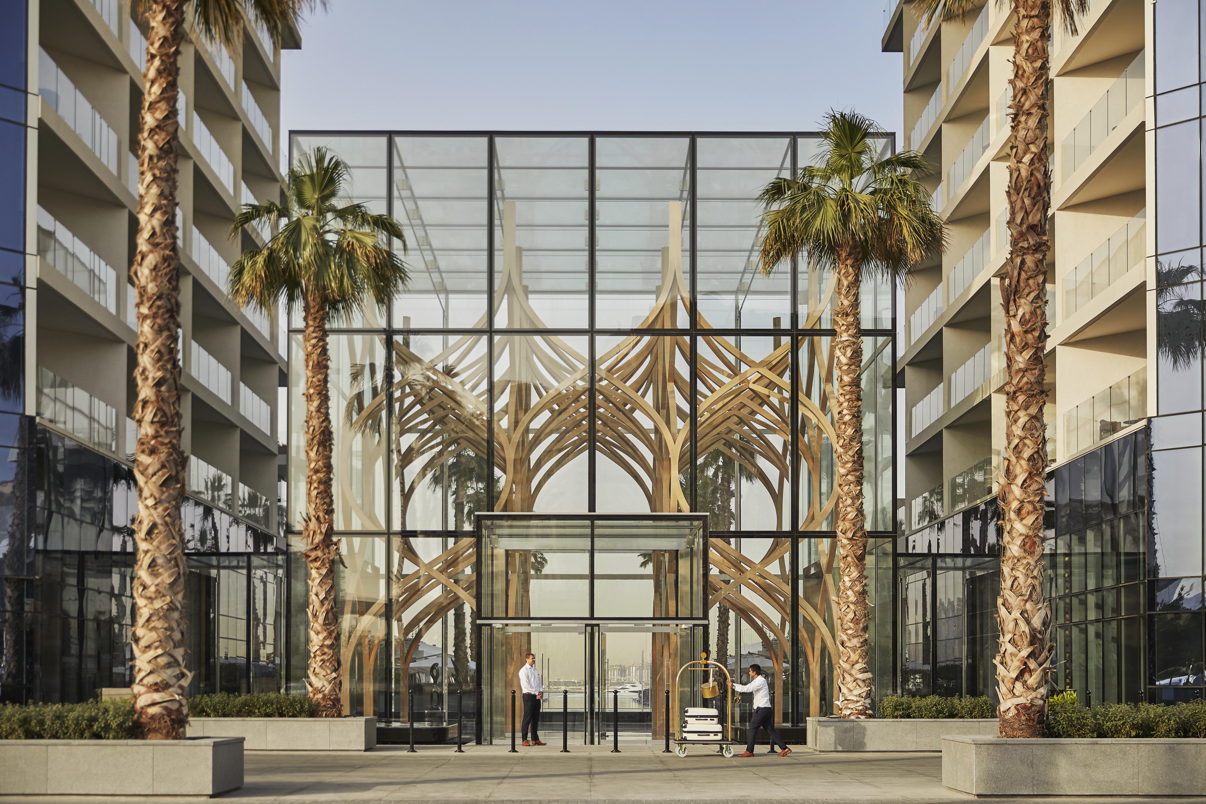 Exterior Palm Jumeirah late afternoon palm trees surrounding